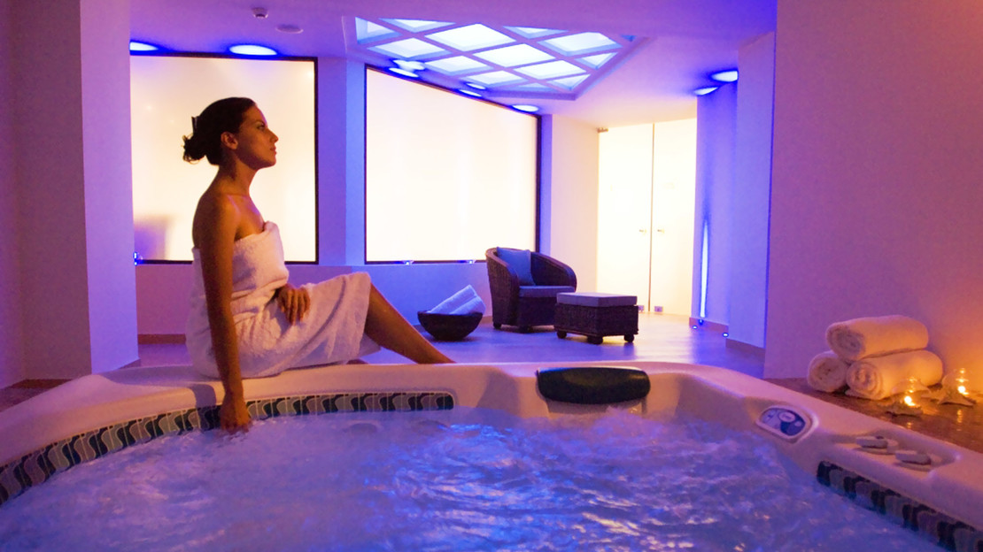 Холидей спа. Grand Hotel Holiday Resort Крит Греция. Grand Hotel Holiday.