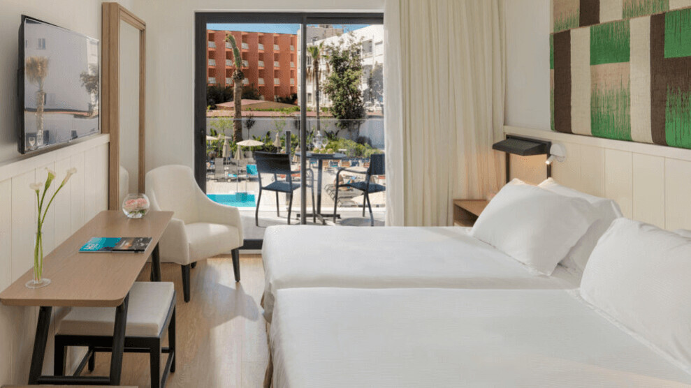 Superior Pool View or Lateral Sea View