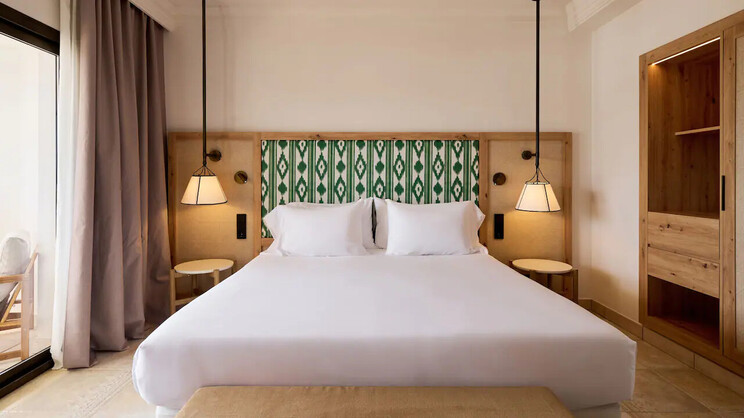 Double Deluxe 1 King Bed Partial Sea View