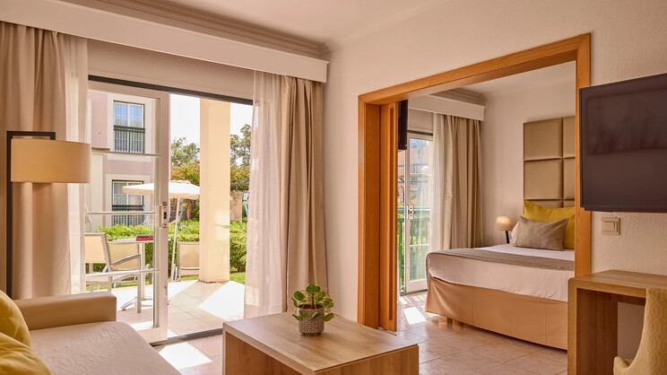 One Bedroom Swim Up Suite