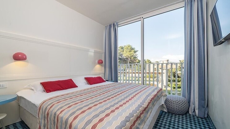 Family Room 21m² Courtyard/Park View with French Balcony