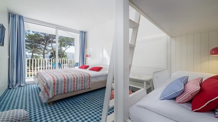 Family Room 23 m² Courtyard/Park with Balcony