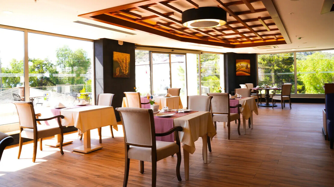 Ramada Hotel & Suites by Wyndham Kusadasi 