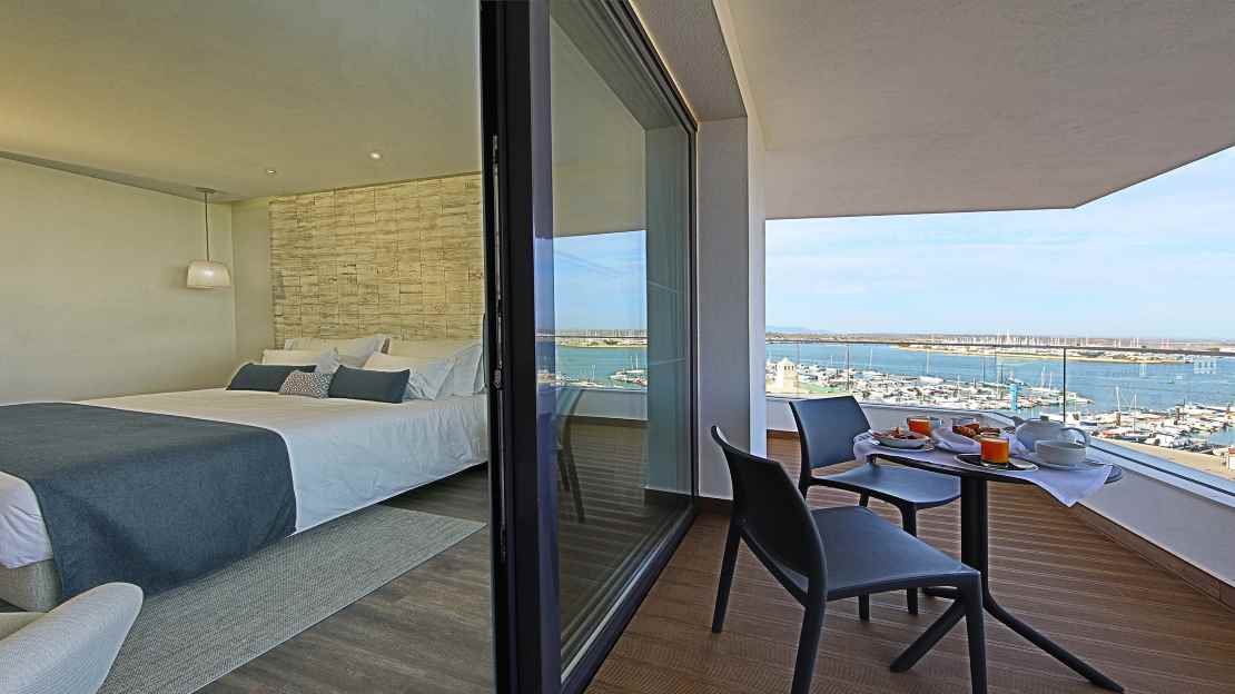  Deluxe Room River View – High Floor and Spa 