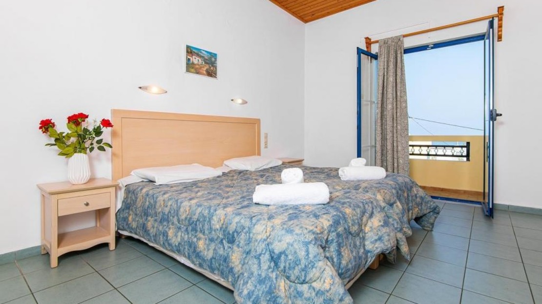 Dionysos Apartments & Studios