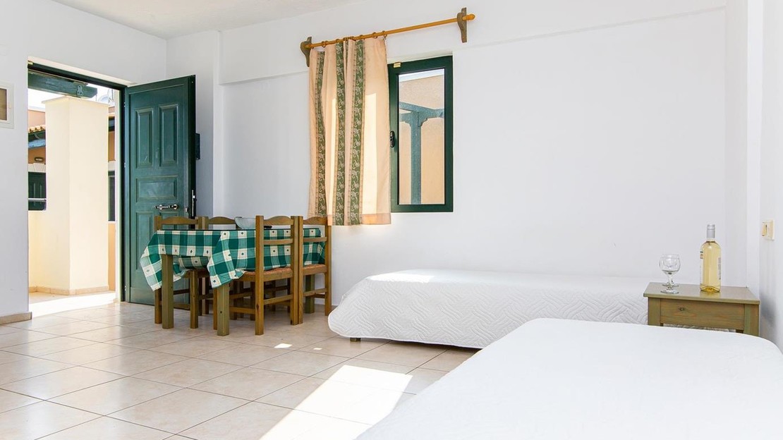 Dionysos Apartments & Studios