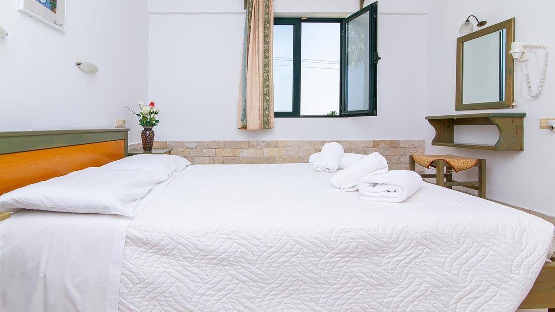 Dionysos Apartments & Studios