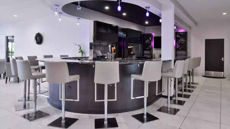 Clarion Inn & Suites Across From Universal Orlando Resort