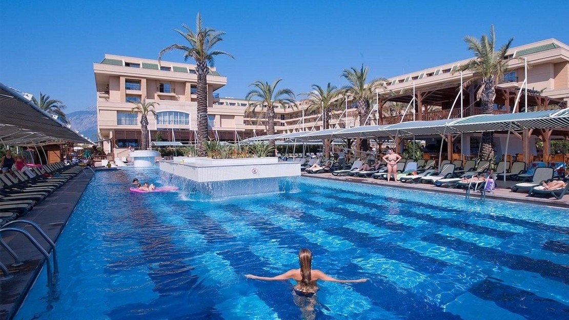 Crystal De Luxe Resort & Spa