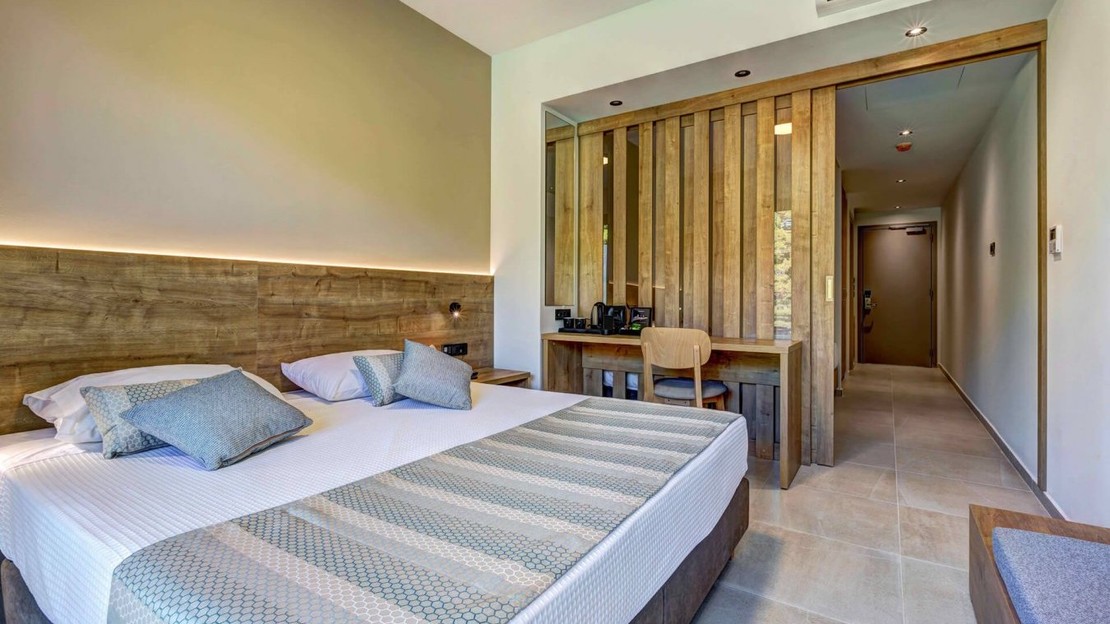 White Olive Elite Laganas