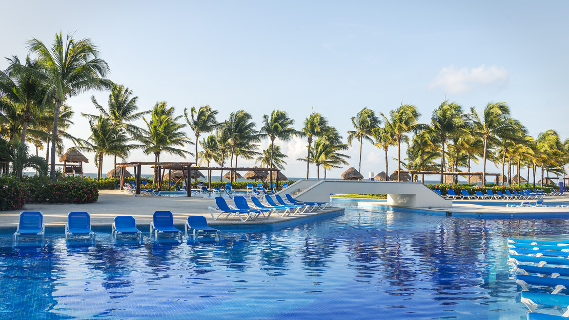 BlueBay Grand Esmeralda