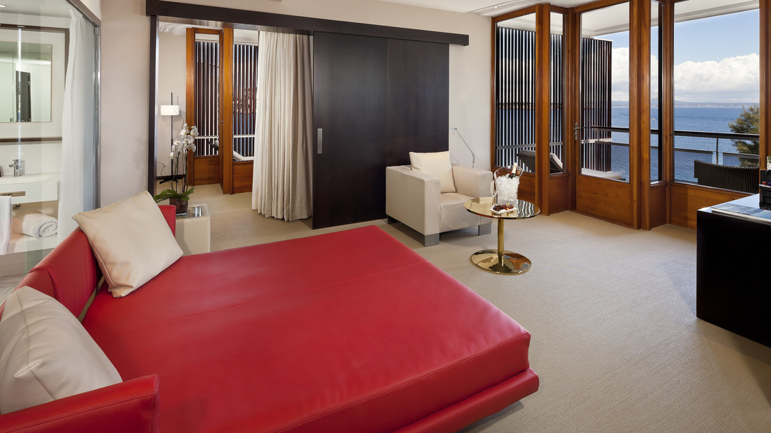 RedLevel Royal Suite with Sea View